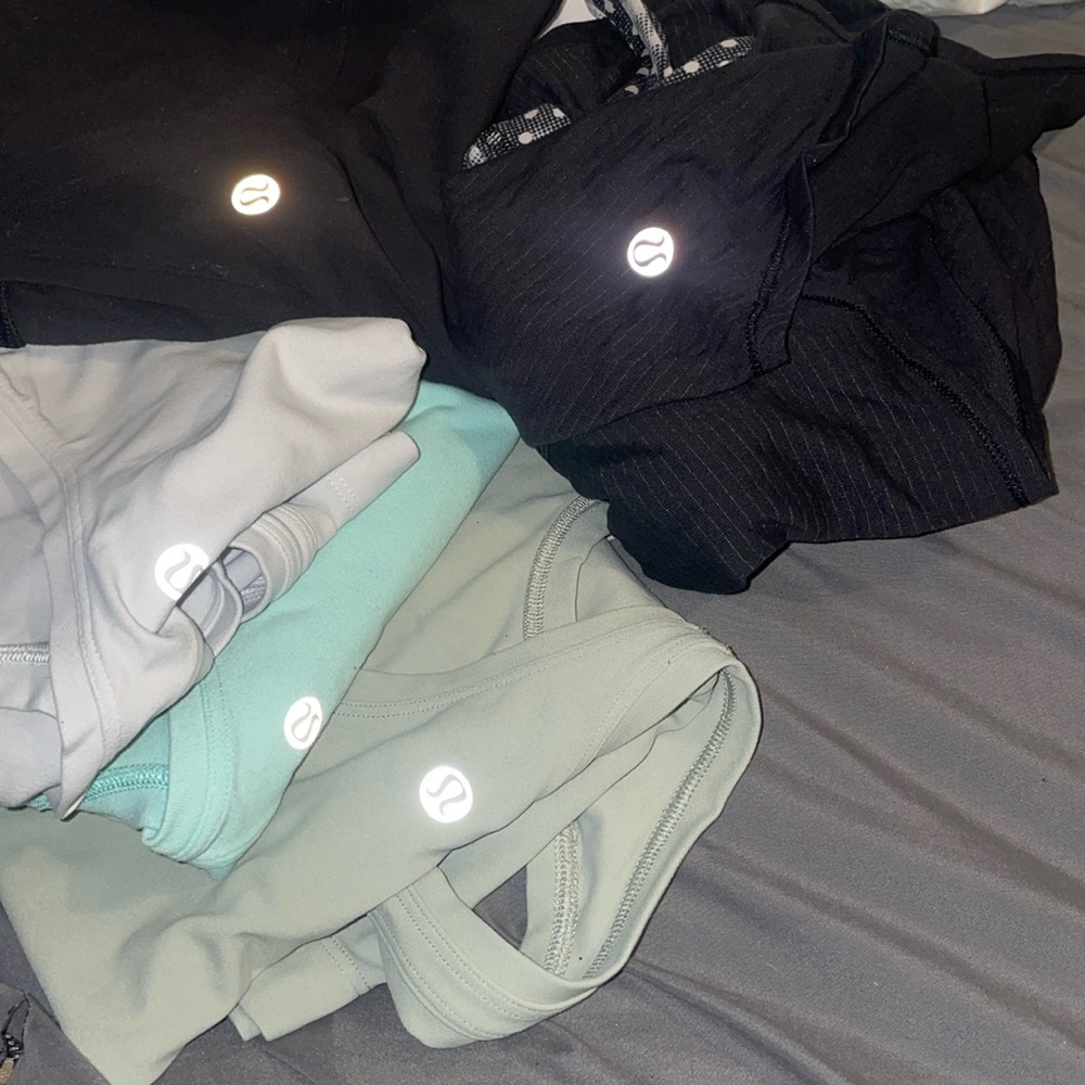 bundle of lululemon tanks
